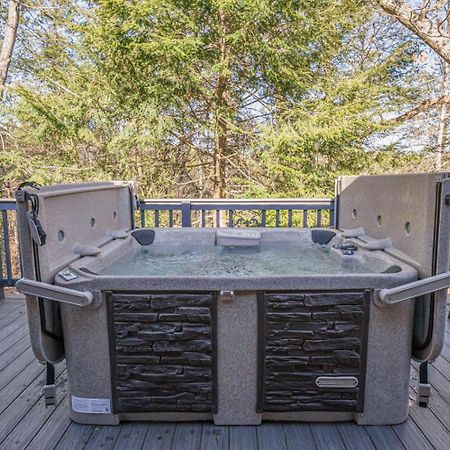 Wooded Bliss Hot Tub Single Level Cabin With No Steps Rocking Chairs And Wooded Views ピジョンフォージ エクステリア 写真